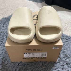 Yeezy slides (9M)